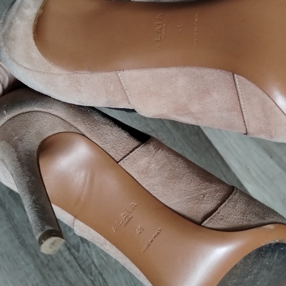 Alaia Elegant Suede Tan Women's Heeled Ankle Boots - Picture 12 of 16